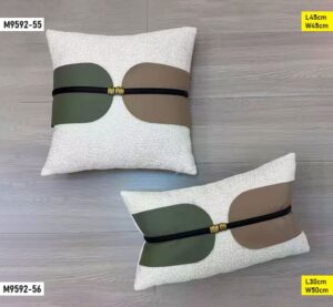 Coussin décoratif carré crème avec motif feuilles et bande centrale